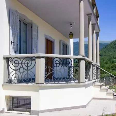 - Luxury Lunigiana Private Swimming Pool- Bagnone